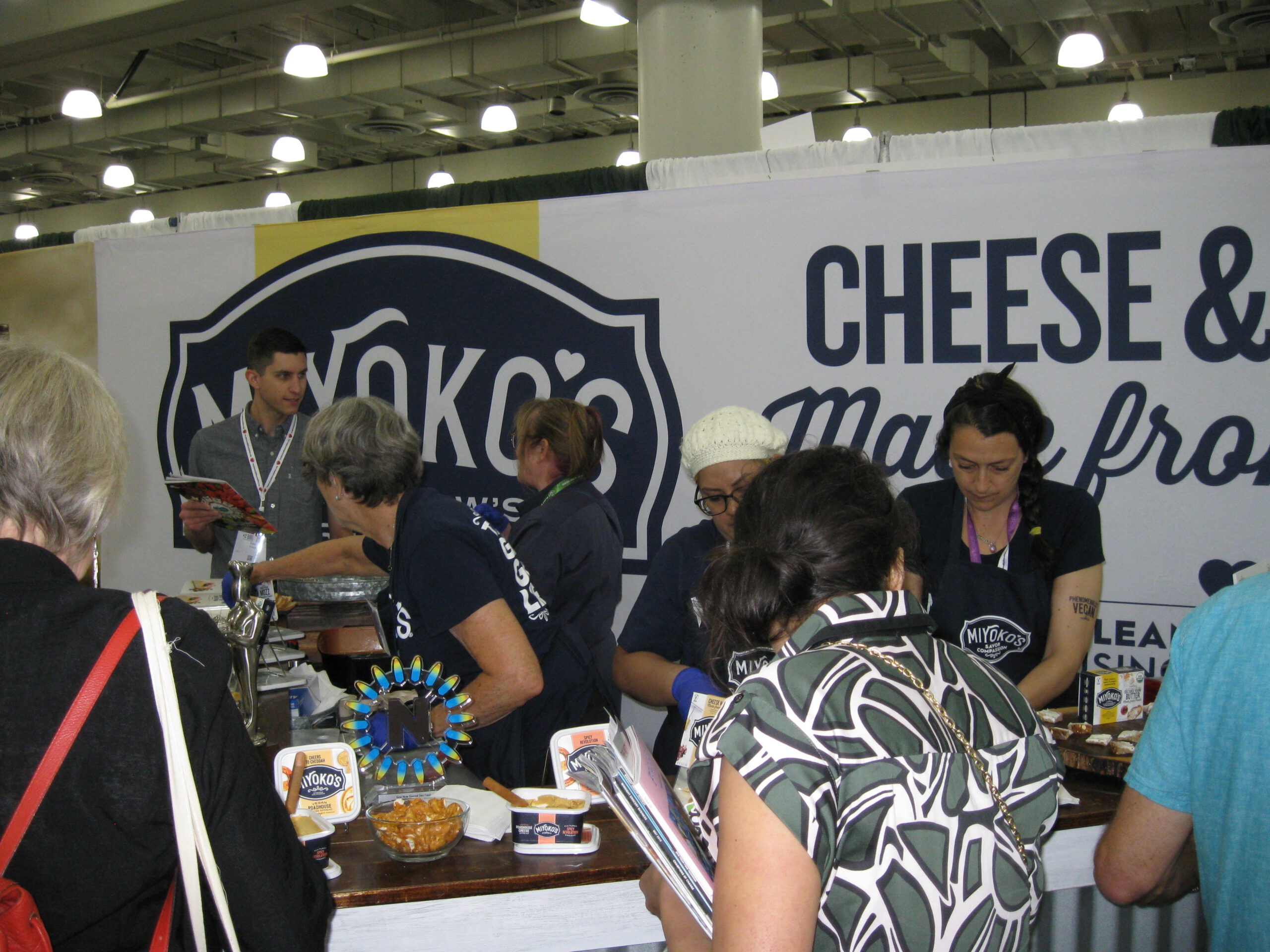 与会者排队品尝素食奶酪在Miyoko布斯在植物世界会议和博览会。