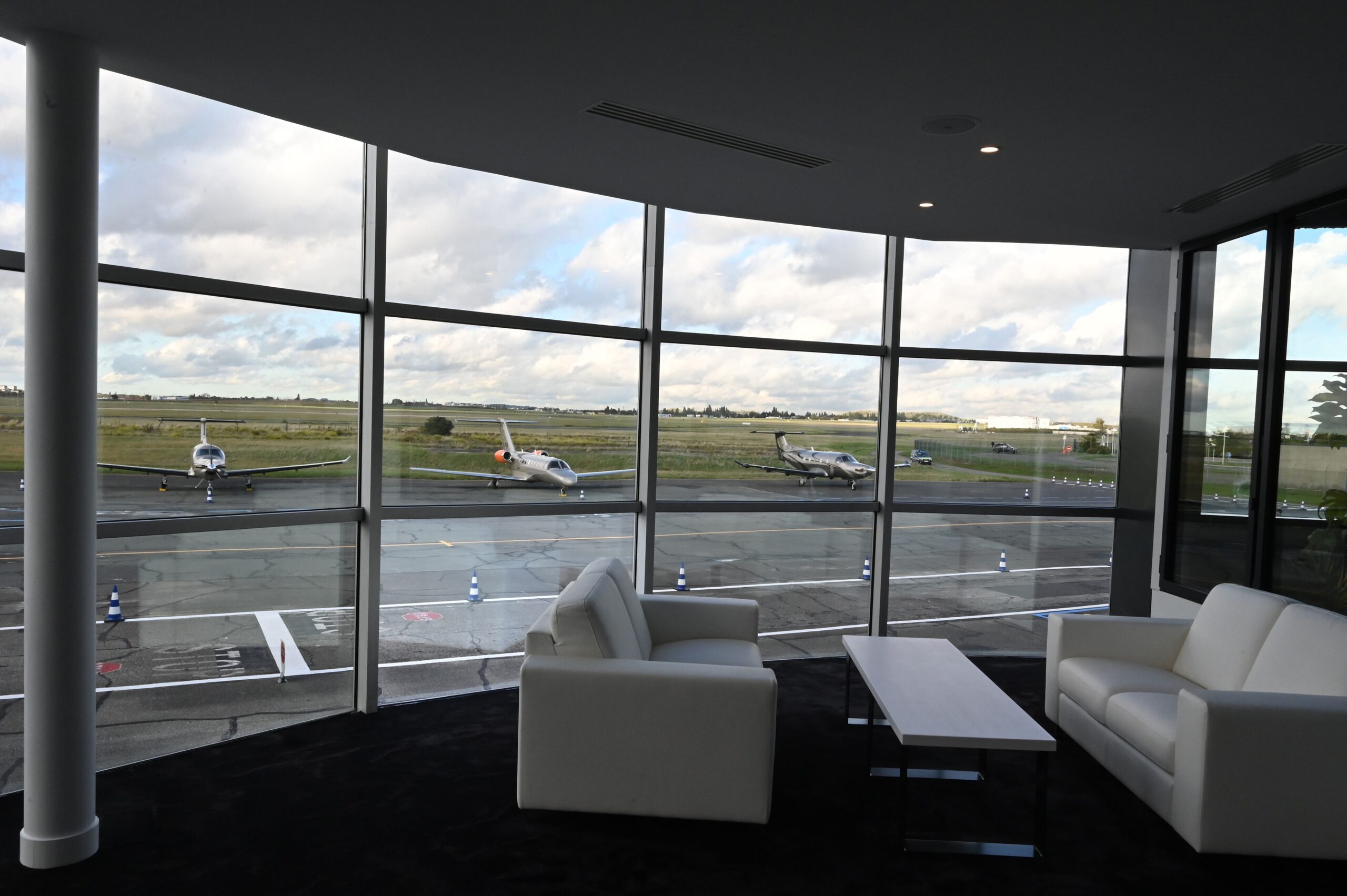 机场候机室加大了服务力度，为独自旅行的千禧一代提供服务