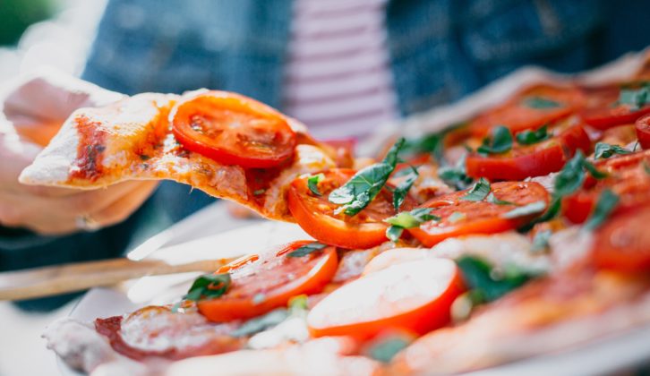 消费者对披萨的胃口越来越大，但在健康和放纵之间出现了分歧