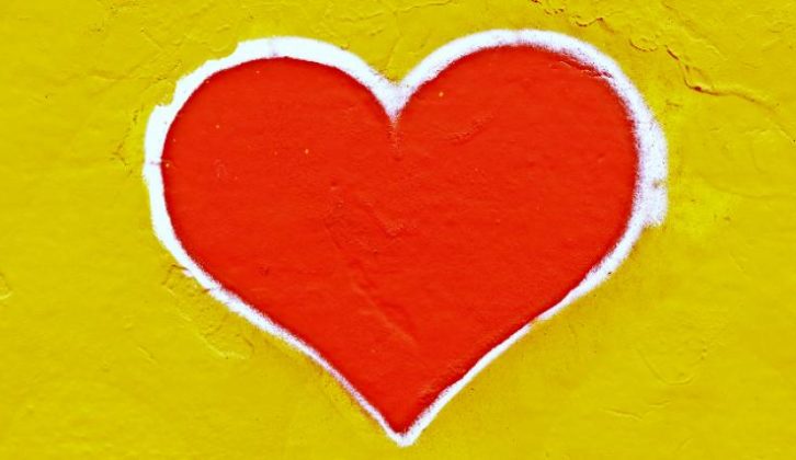 一个红色的心在一个黄色的背景上