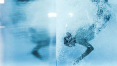 一位游泳者在水中浸一样象征着在新员工培训