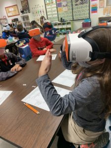 学生们使用虚拟现实眼镜