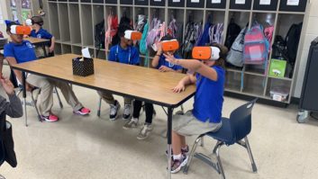 学生使用虚拟现实眼镜