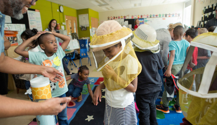 快乐学习的学生戴着保护蜜蜂的头巾