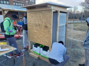 两个学生为基于问题的学习建立一个移动食品储藏室