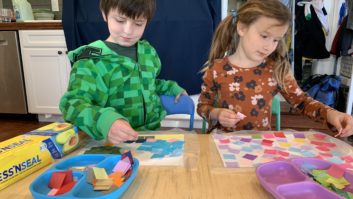 男性和女性学生使用彩色纸“彩色玻璃”帮助孩子看到自己的条干