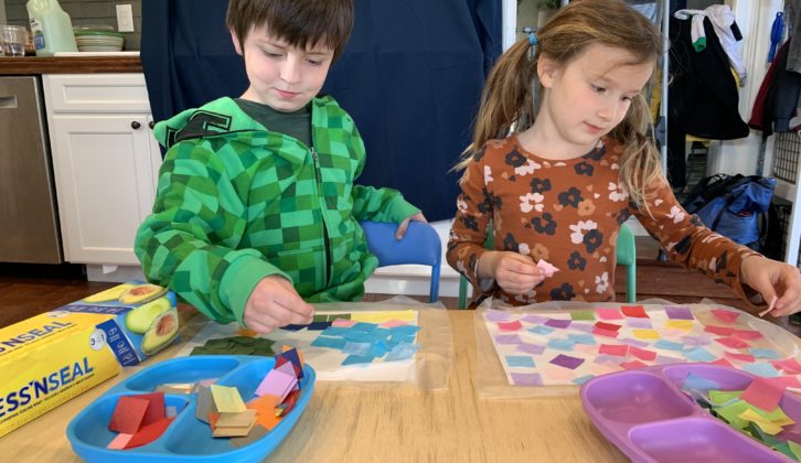 男女学生用彩色纸巾做“彩色玻璃”，帮助孩子们在STEM中看到自己