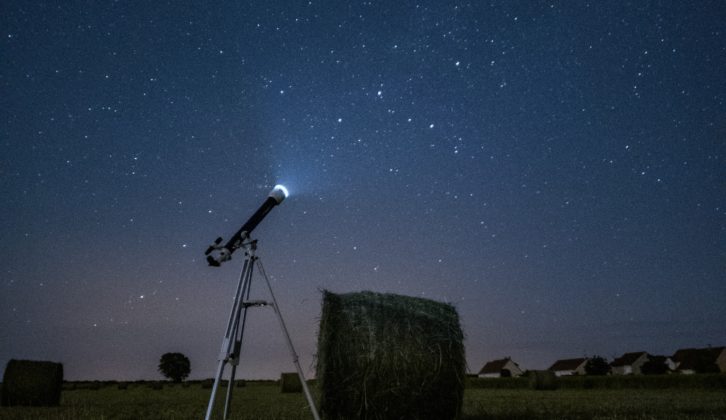 景观与望远镜指向夜空的空间教育文章