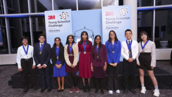 3M青年科学家挑战赛2002的9名决赛选手，戴着奖牌站成一排
