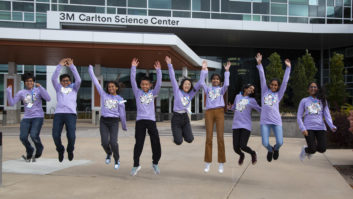 青年科学家挑战赛的9名决赛选手排成一行，一起在空中跳跃。