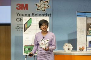 Harini Venkatash在2022年3M青年科学家挑战赛上介绍他的项目。(图片来源:探索教育)