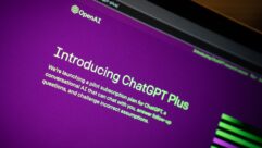 紫色背景的电脑屏幕颂扬ChatGPT Plus关于人工智能困境的文章