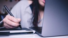 青少年女孩利用平板笔记本电脑旁边文章在线艺术教育访问