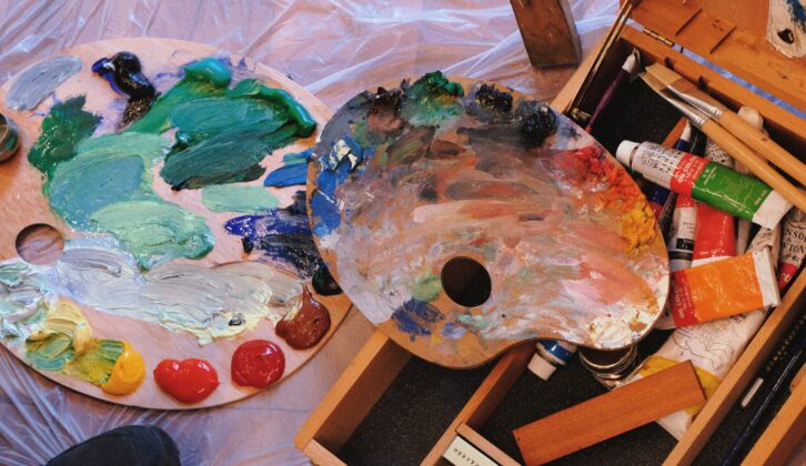 2调色板与凌乱的油漆和画笔的文章教师作为艺术家和自主性和创造力
