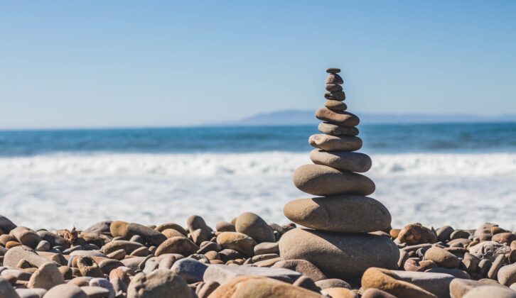 岩石凯恩在岩石海岸的沙滩上文章教室健康实践