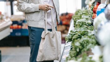 客户使用一个可重复使用的购物袋蔬菜