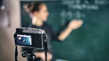 年轻教师远程教学使用相机流教训。为指导文章视频