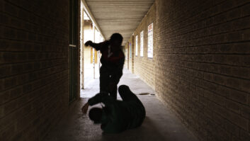 两个学校的孩子们战斗在一个黑暗的通道,几乎轮廓,为文章的学校安全措施