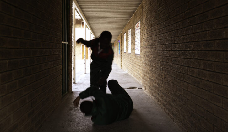 两个学校的孩子们战斗在一个黑暗的通道,几乎轮廓,为文章的学校安全措施
