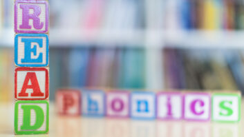 孩子的阅读水平和垂直的发音字母积木拼写出来