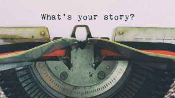 老式打字机的纸,上面写着“你的故事是什么?”