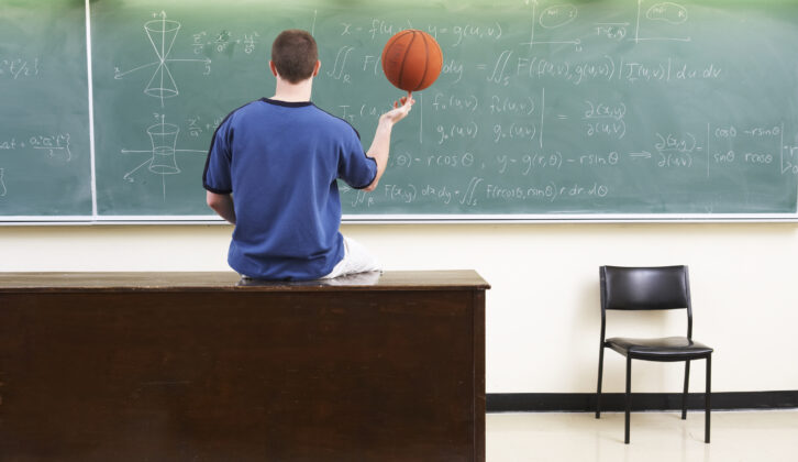 人拿着篮球与指尖面对黑板上高等数学对数学人的故事