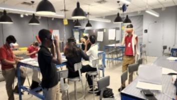 几个学生戴上虚拟现实眼镜作为文章他们走过教室可持续发展课程