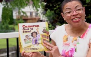 黑人女性的照片戴眼镜控股儿童读物史密森学会老师工具包